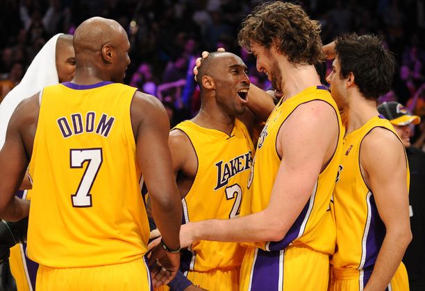 Lakers teammates celebrate Kobe Bryant_s buzzer beater 3 vs the Kings